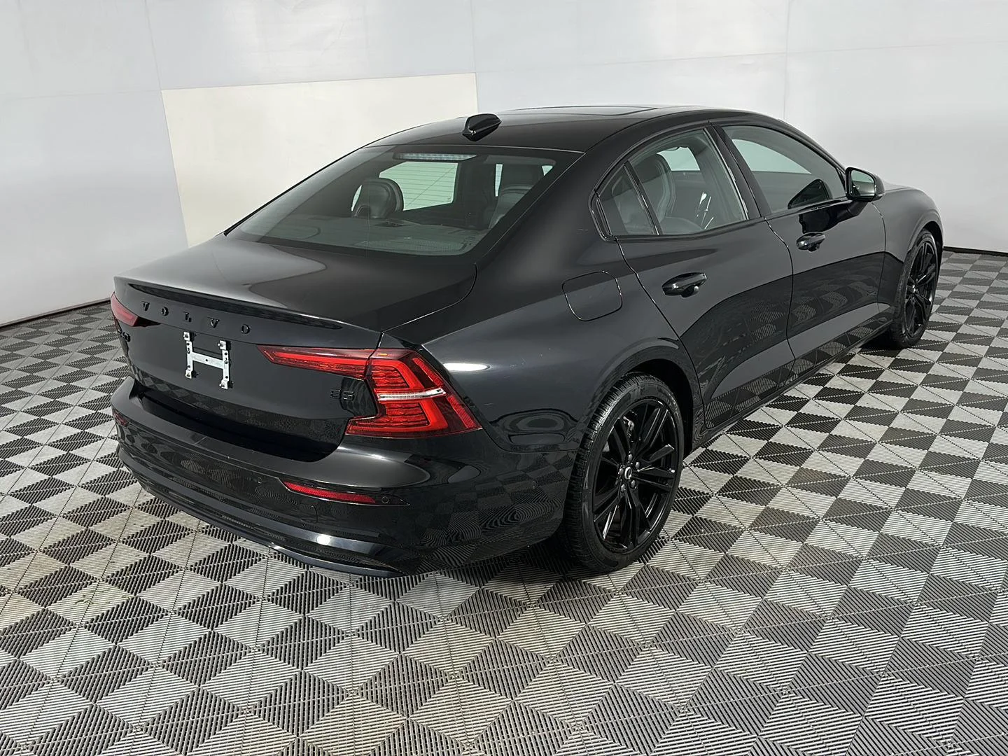 Used 2024 Onyx Black Metallic Volvo Plus Black Edition image 8