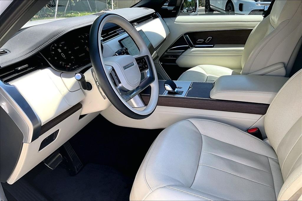 Used 2025 White Land Rover SE image 13