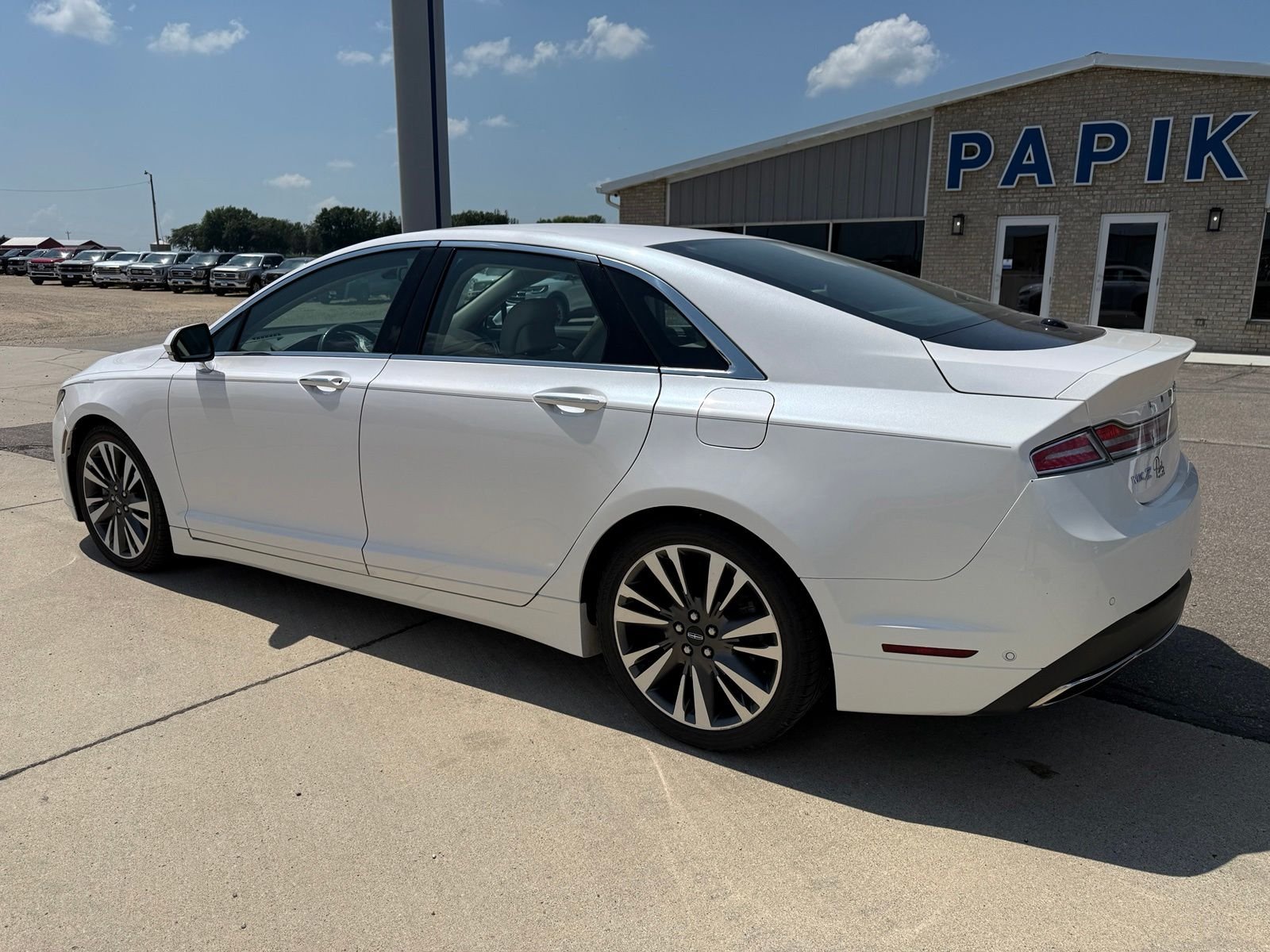 Used 2017 White Platinum Clearcoat Metallic Lincoln Reserve image 4