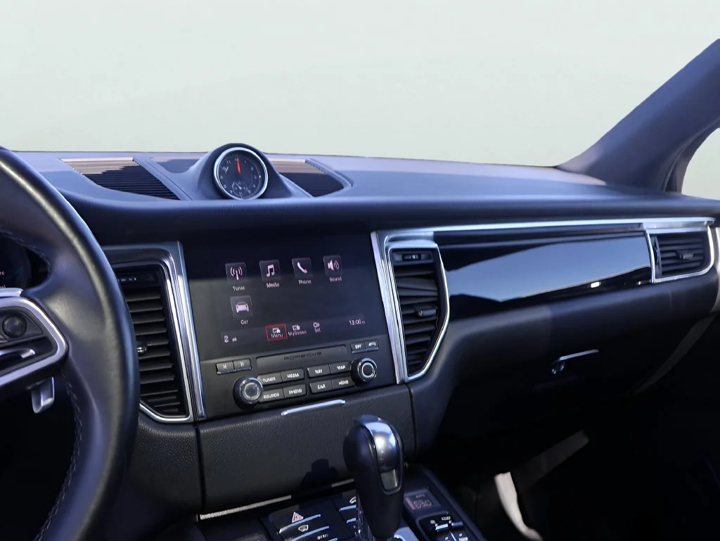 Used 2018  Porsche Base image 33