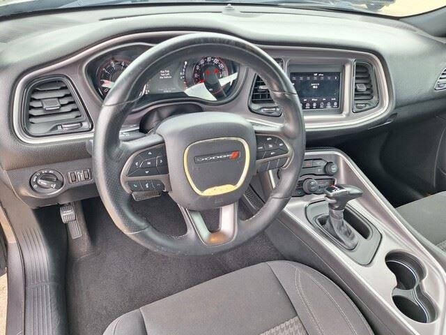 Used 2019 Granite Pearlcoat Dodge SXT image 9