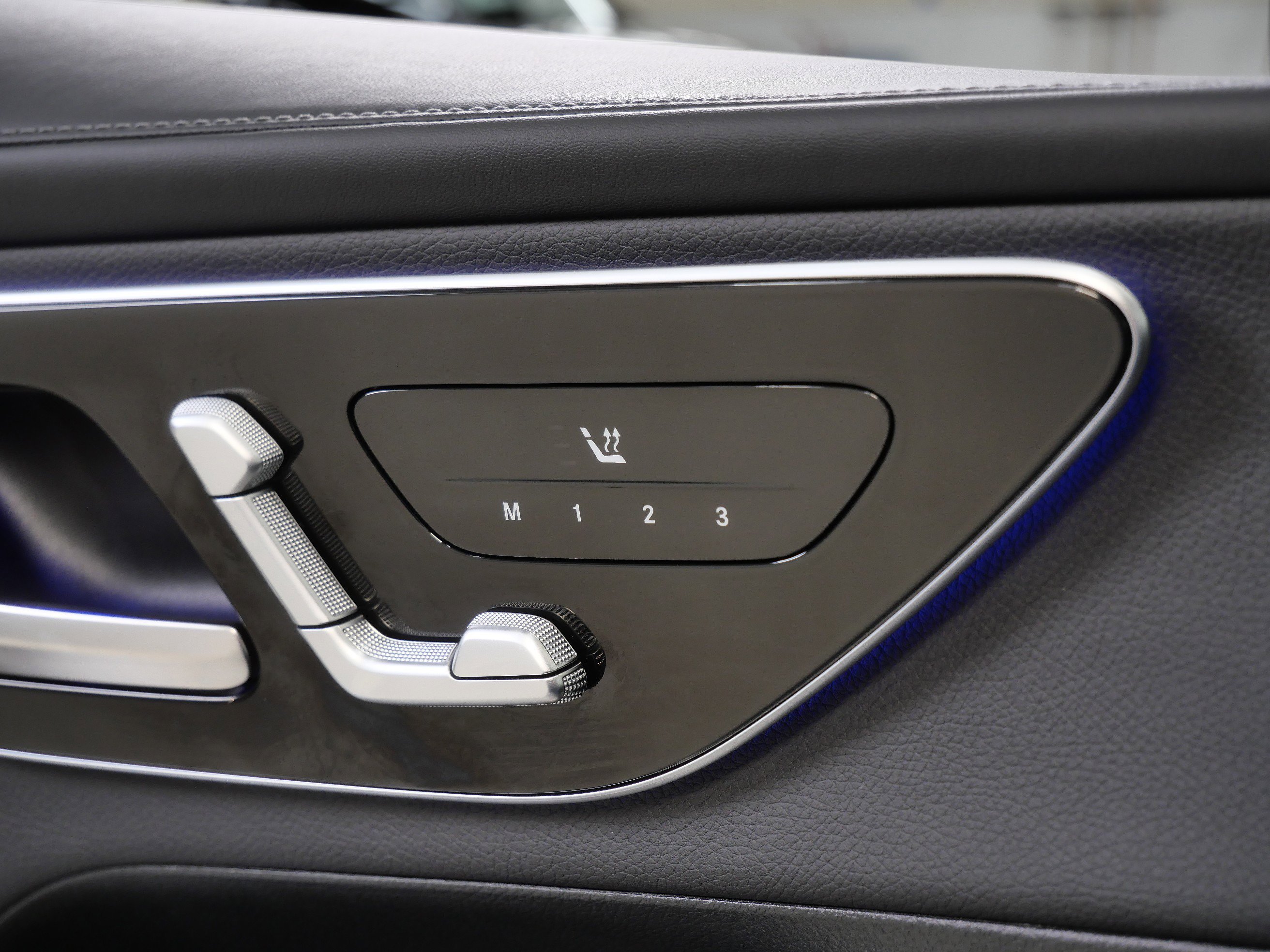 Used 2025 Starling Blue Metallic Mercedes-Benz GLC 300 image 31