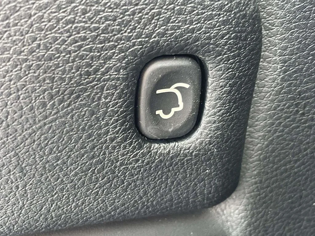 Used 2018 Blue Jeep Limited image 41