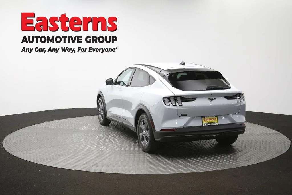 Used 2023 White Ford Select image 63
