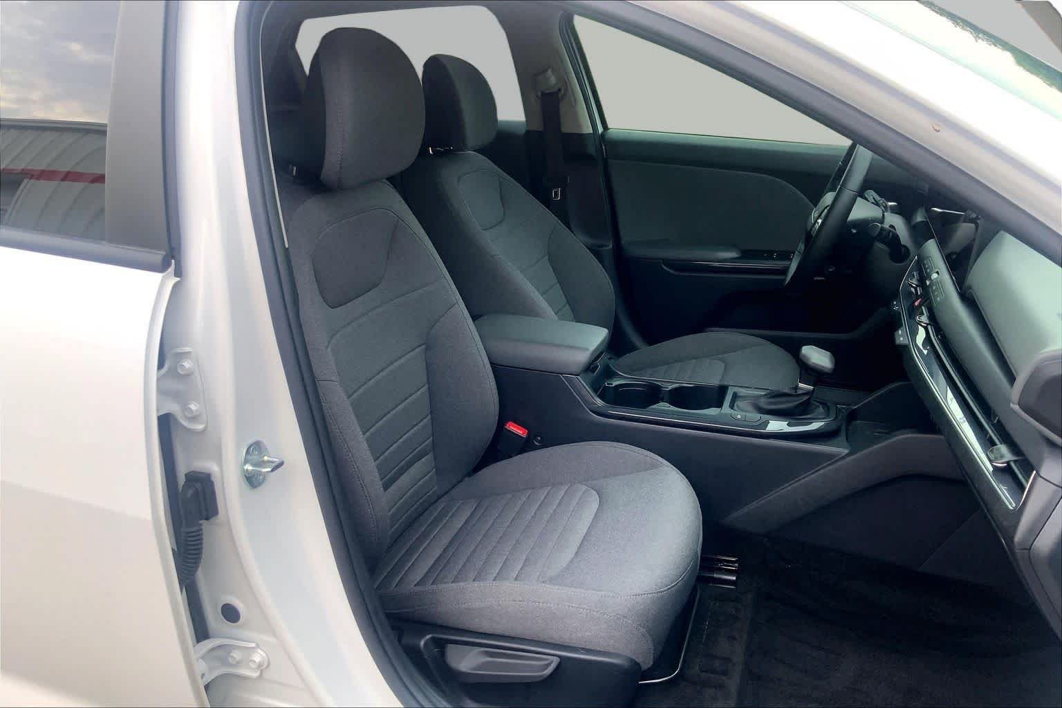 Used 2025 Snow White Pearl Kia EX image 9