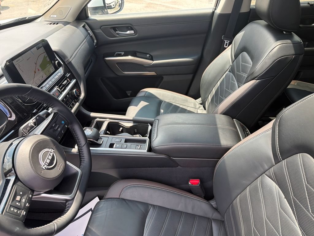 Used 2025 White Nissan Platinum image 26
