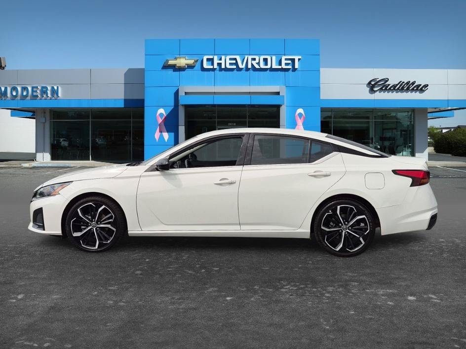 Certified Used 2023 Glacier White Nissan 2.5 SR image 2