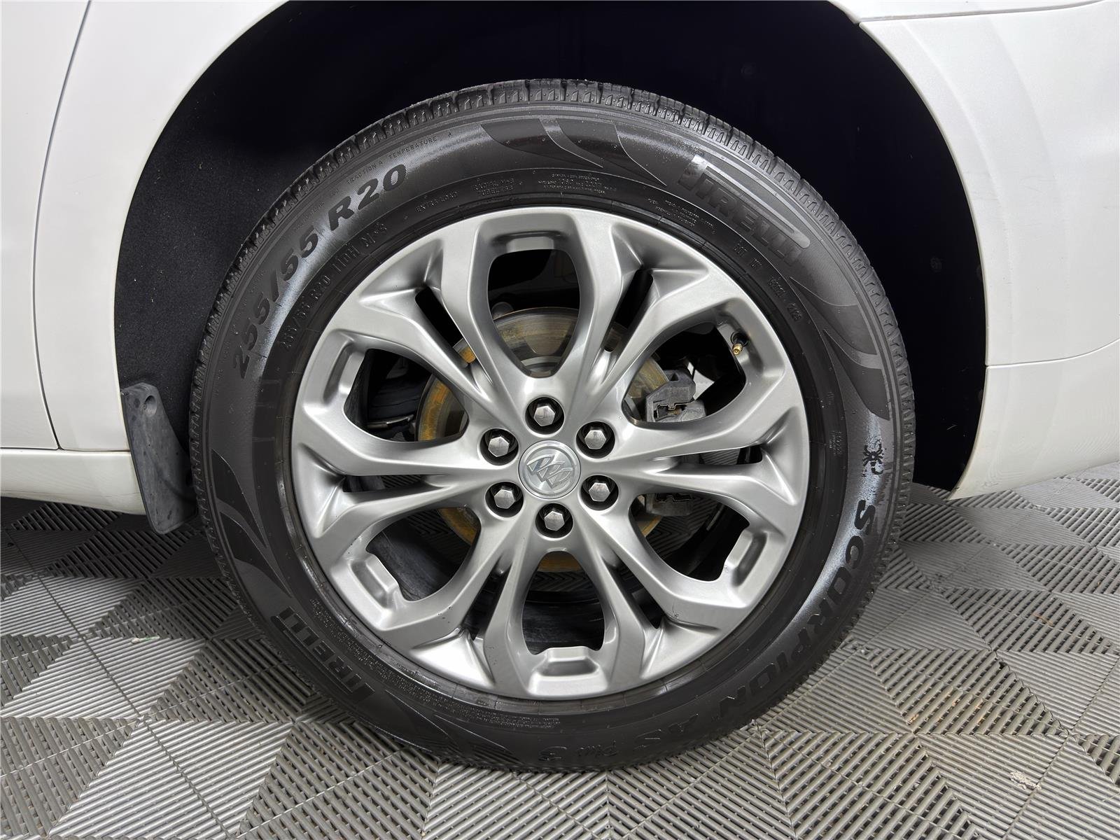 Used 2021 WHITE FROST TRICOAT Buick Avenir image 20