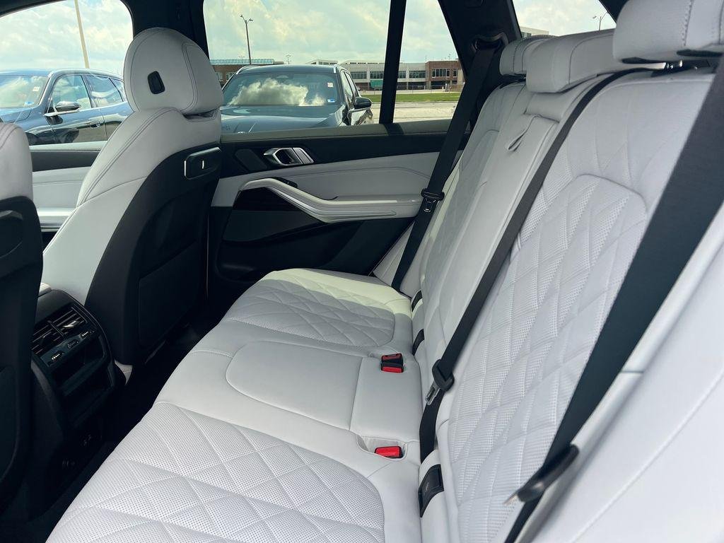 New 2026 Mineral White Metallic BMW xDrive40i image 24