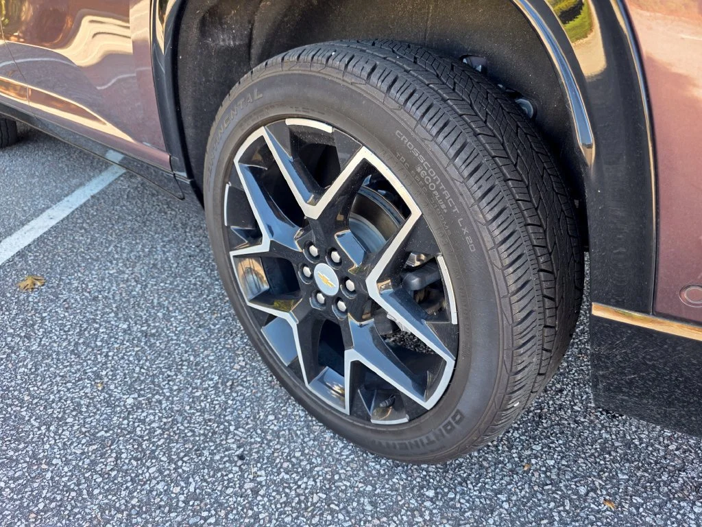 Used 2025 Stardust Metallic Chevrolet High Country image 34