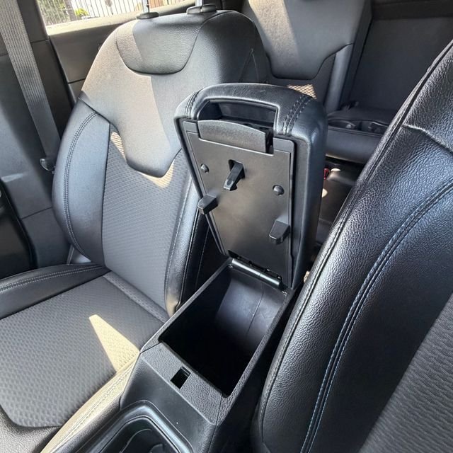 Used 2024 White Jeep Latitude image 30