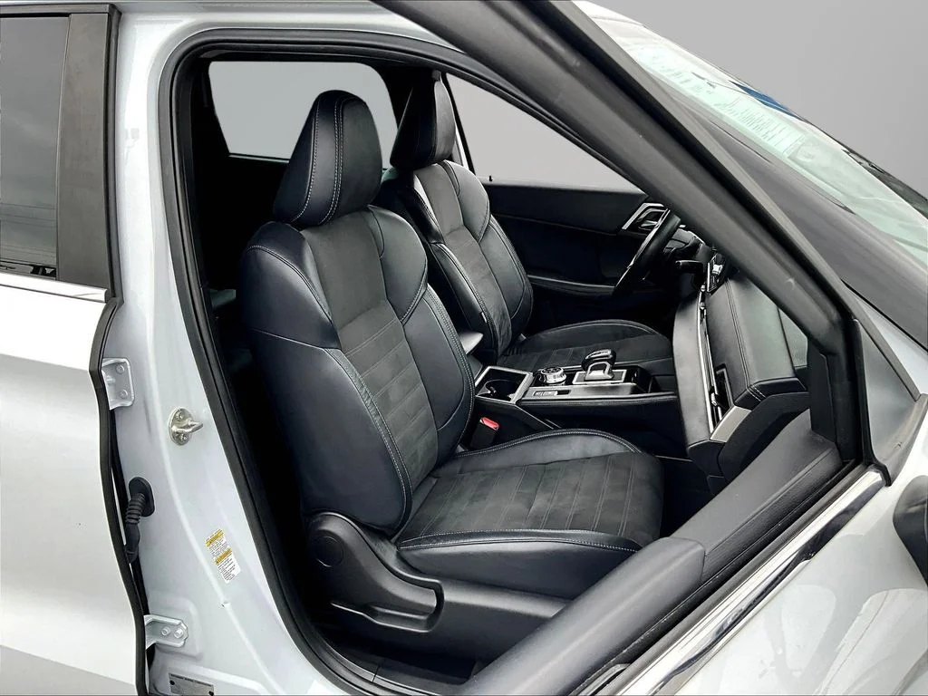 Used 2023  Mitsubishi SE image 29