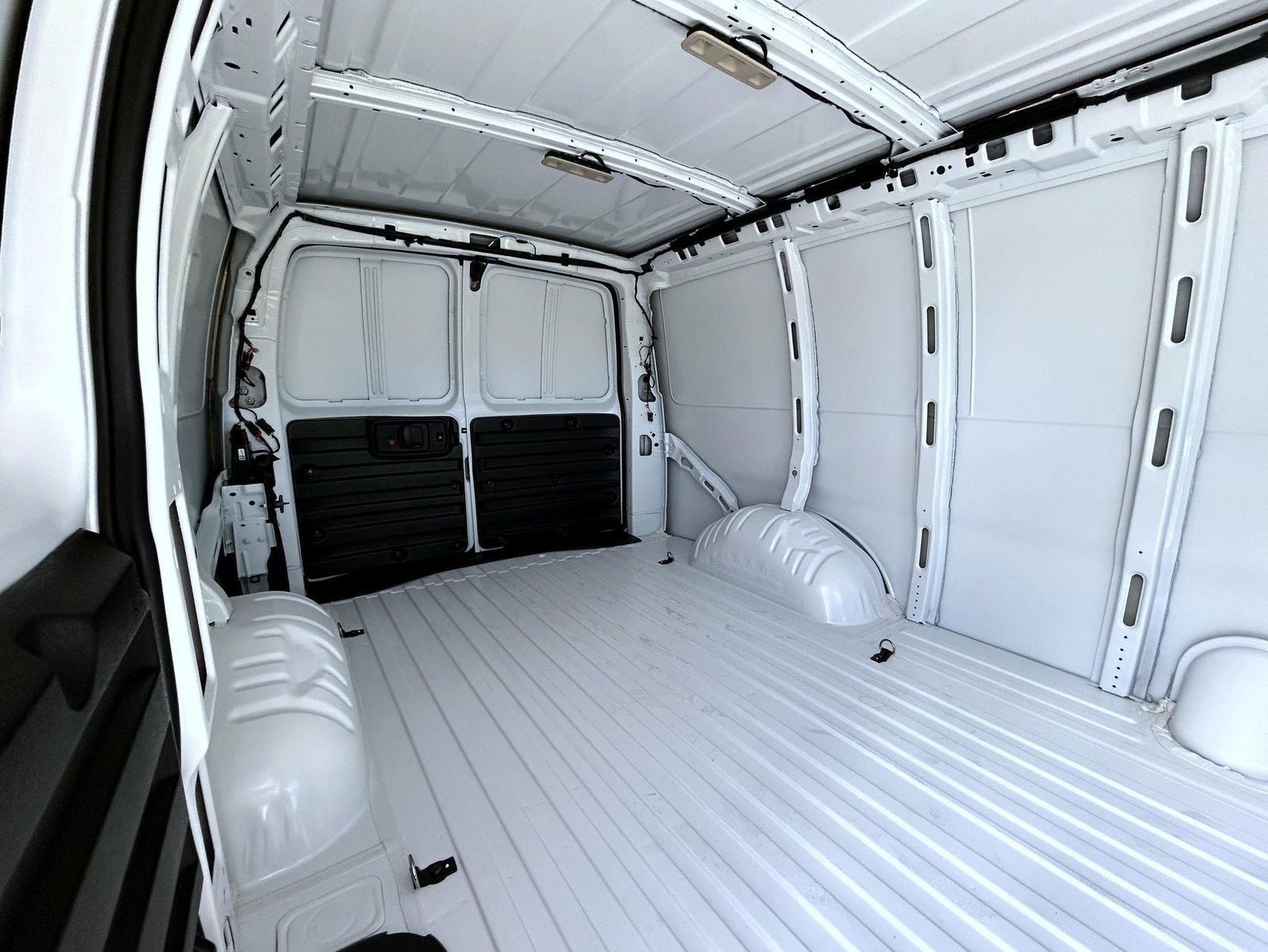 2025 Chevrolet Express Cargo Work Van - Photo 19