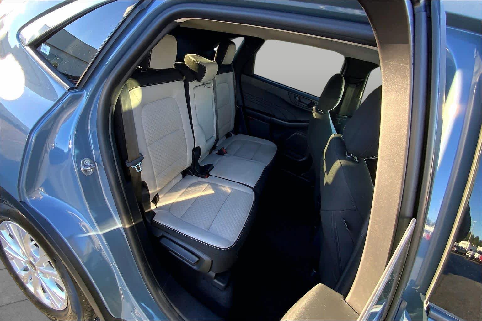 Used 2023 Vapor Blue Metallic Ford Active image 17
