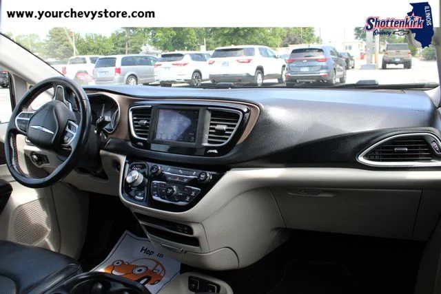 Used 2019 Black Chrysler Touring L image 9