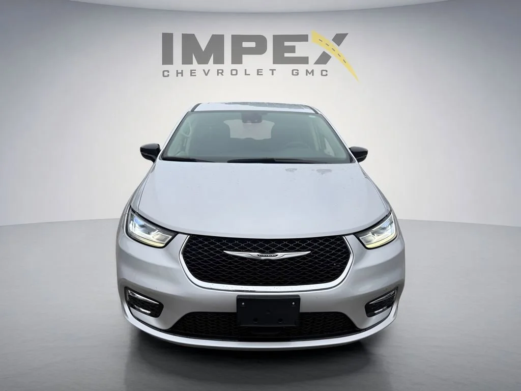 Used 2024 Silver Chrysler Touring L image 8
