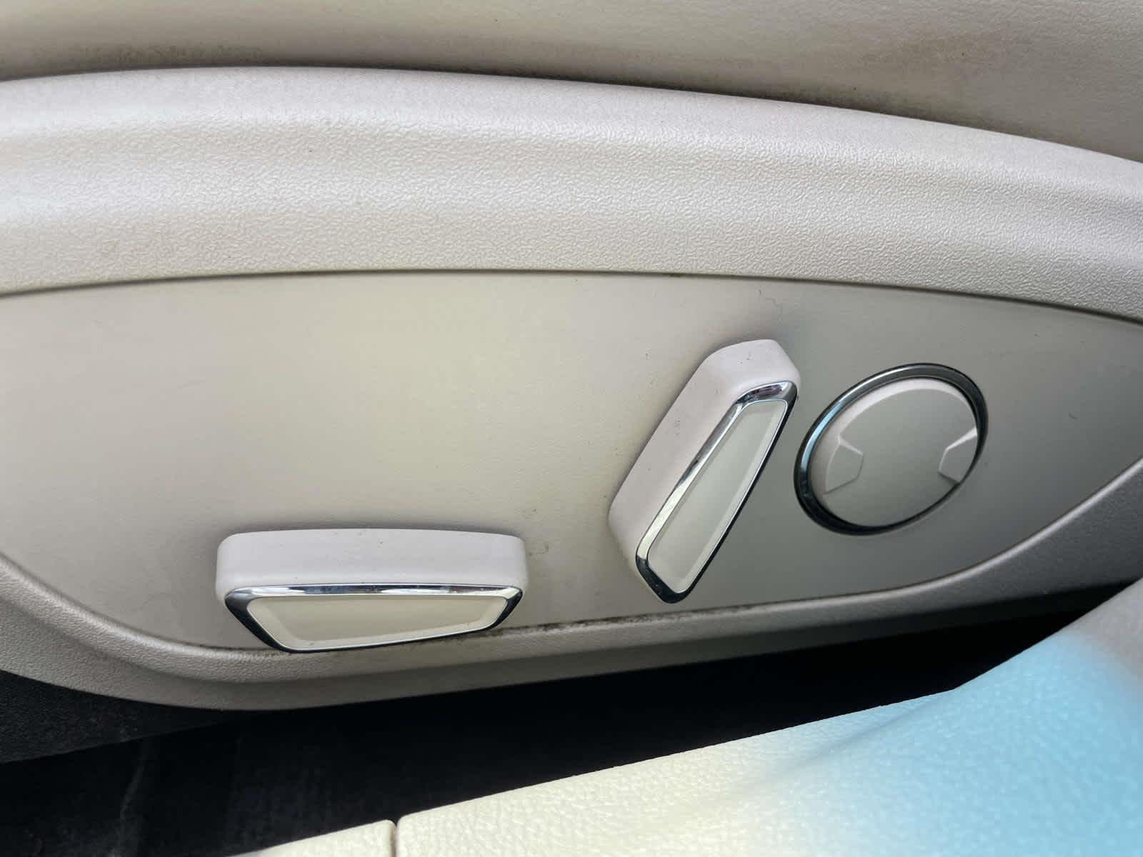 Used 2017 Magnetic Gray Metallic Lincoln Premiere image 16