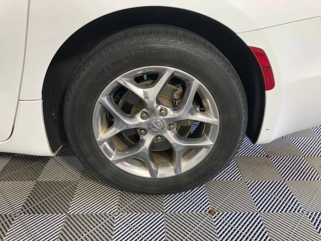 Used 2018 Bright White Clearcoat Chrysler Limited image 21