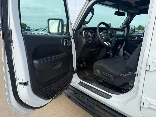 Used 2018 White Jeep Sahara image 9