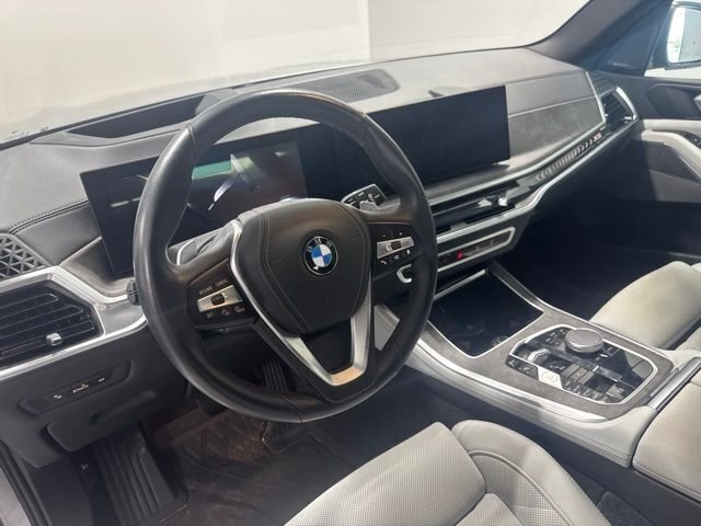 Used 2024 Gray BMW xDrive40i image 13