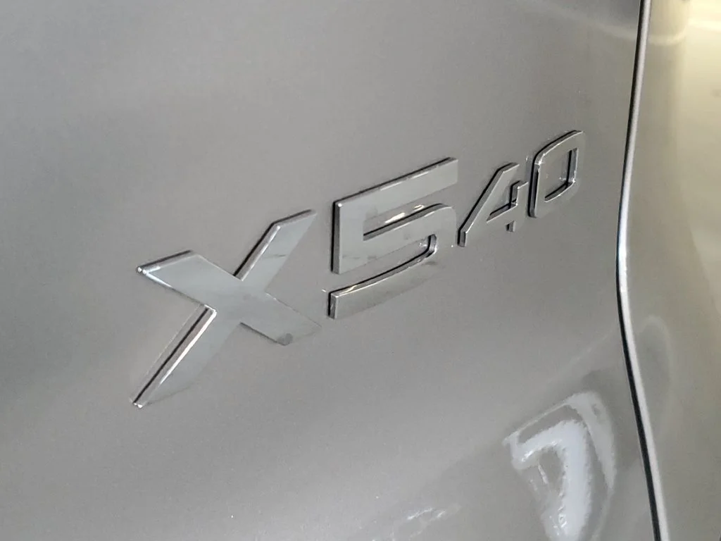 New 2027 Space Silver Metallic BMW  image 6