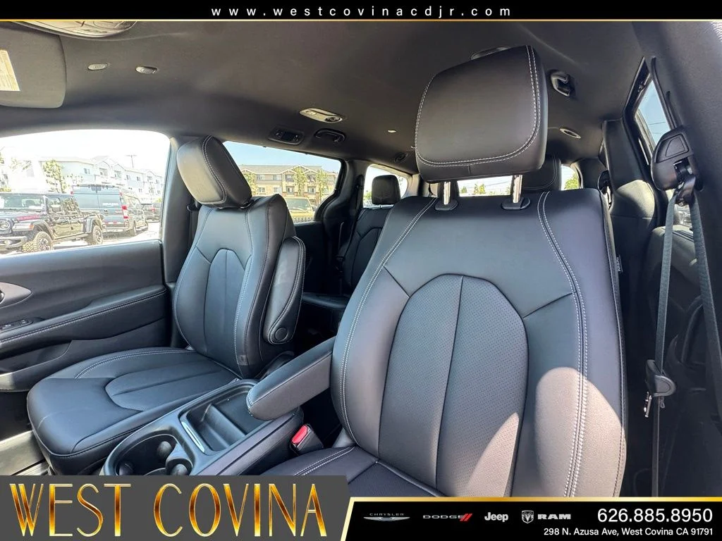 New 2027 Diamond Black Crystal Pearl-Coat Exterior Paint Chrysler Select image 20