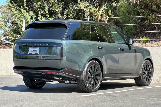 New 2027 Belgravia Green Land Rover SE image 5