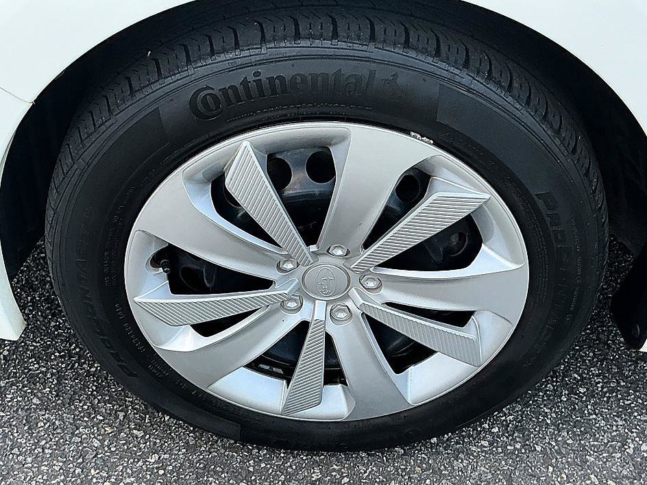 Used 2022 Crystal White Pearl Subaru Base image 7