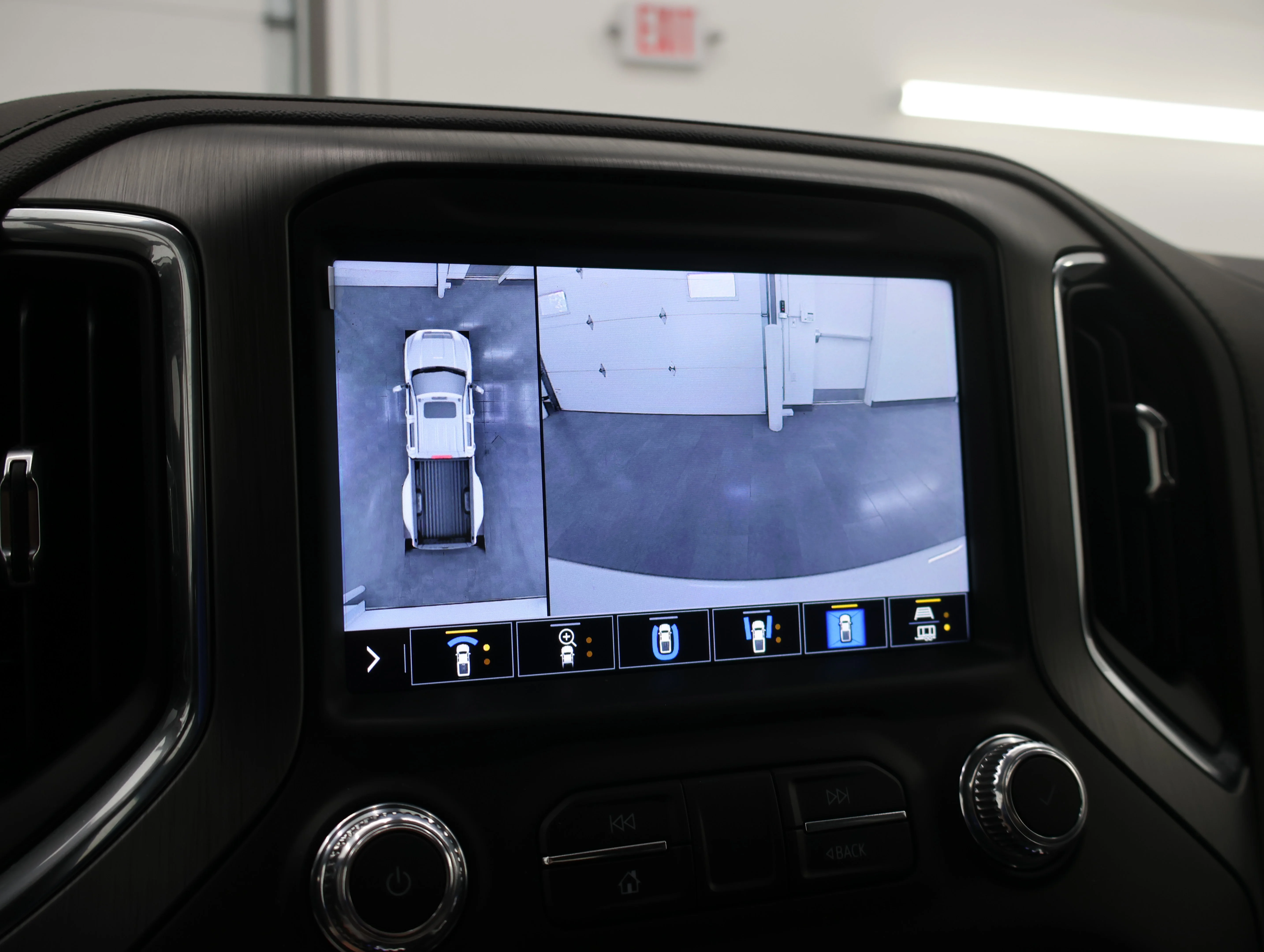 Used 2022 White Frost Tricoat GMC Denali image 18