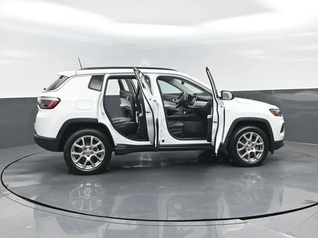 Certified Used 2022 Bright White Clearcoat Jeep Latitude Lux image 28