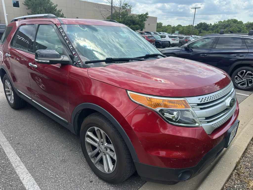 Used 2014 Ruby Red Metallic Tinted Clearcoat Ford XLT image 4