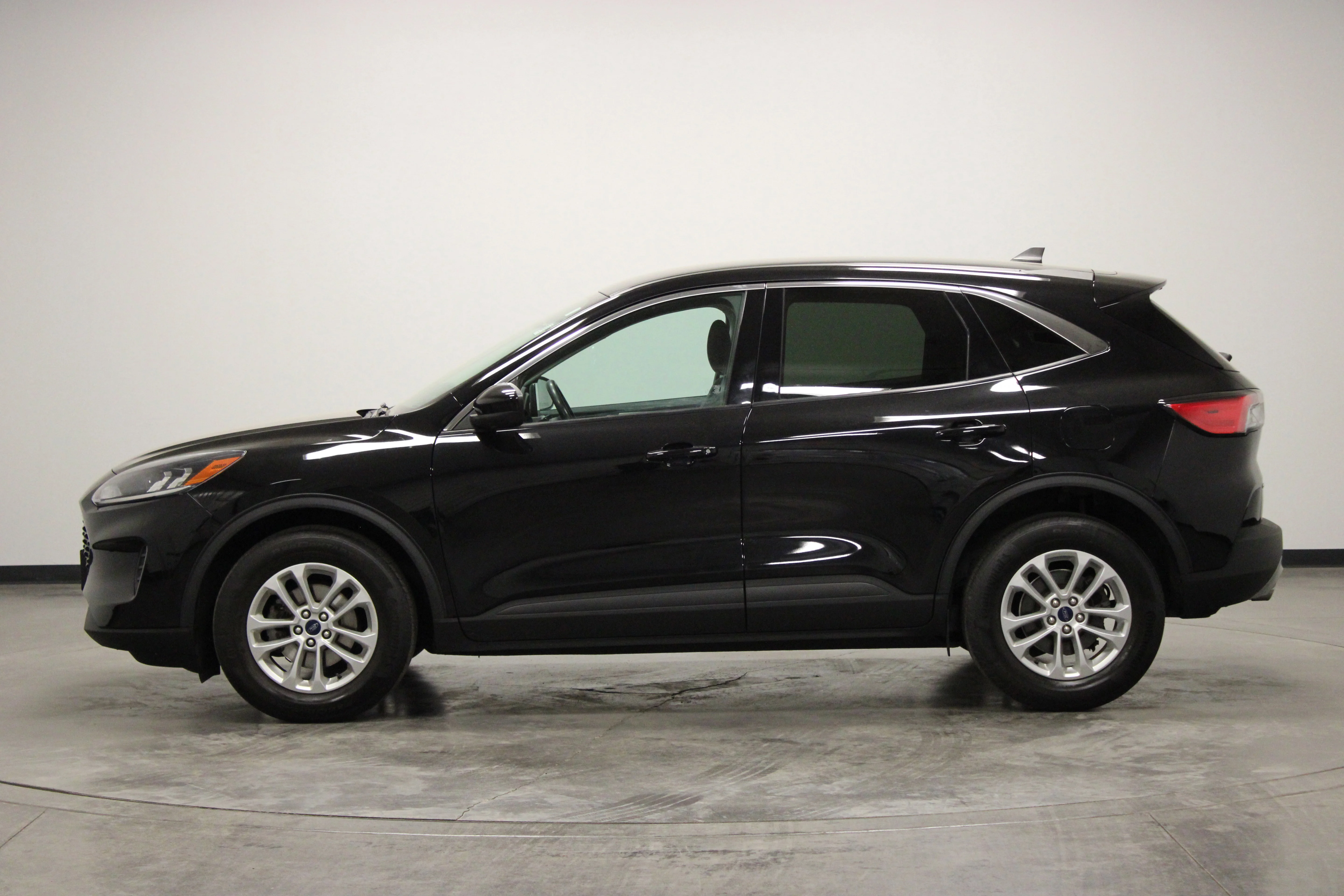 Used 2021 Agate Black Metallic Ford SE image 5