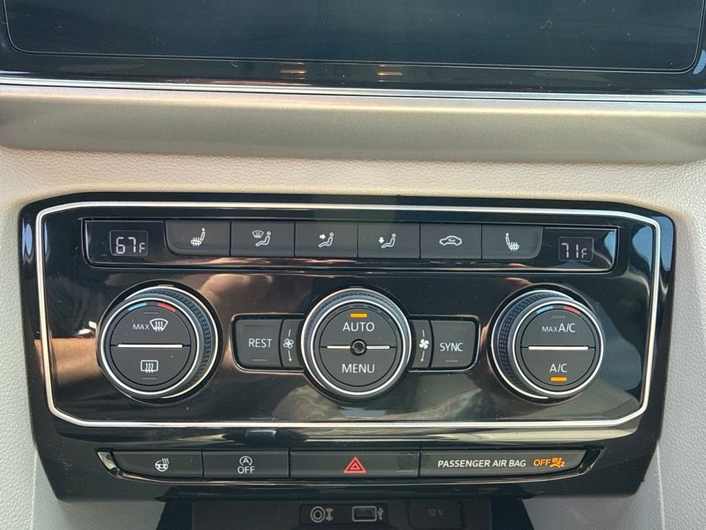 Used 2019 Black Volkswagen SEL image 34