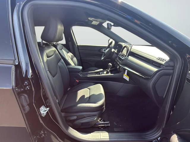 New 2026 Diamond Black Crystal Pearl-Coat Exterior Paint Jeep Latitude image 23
