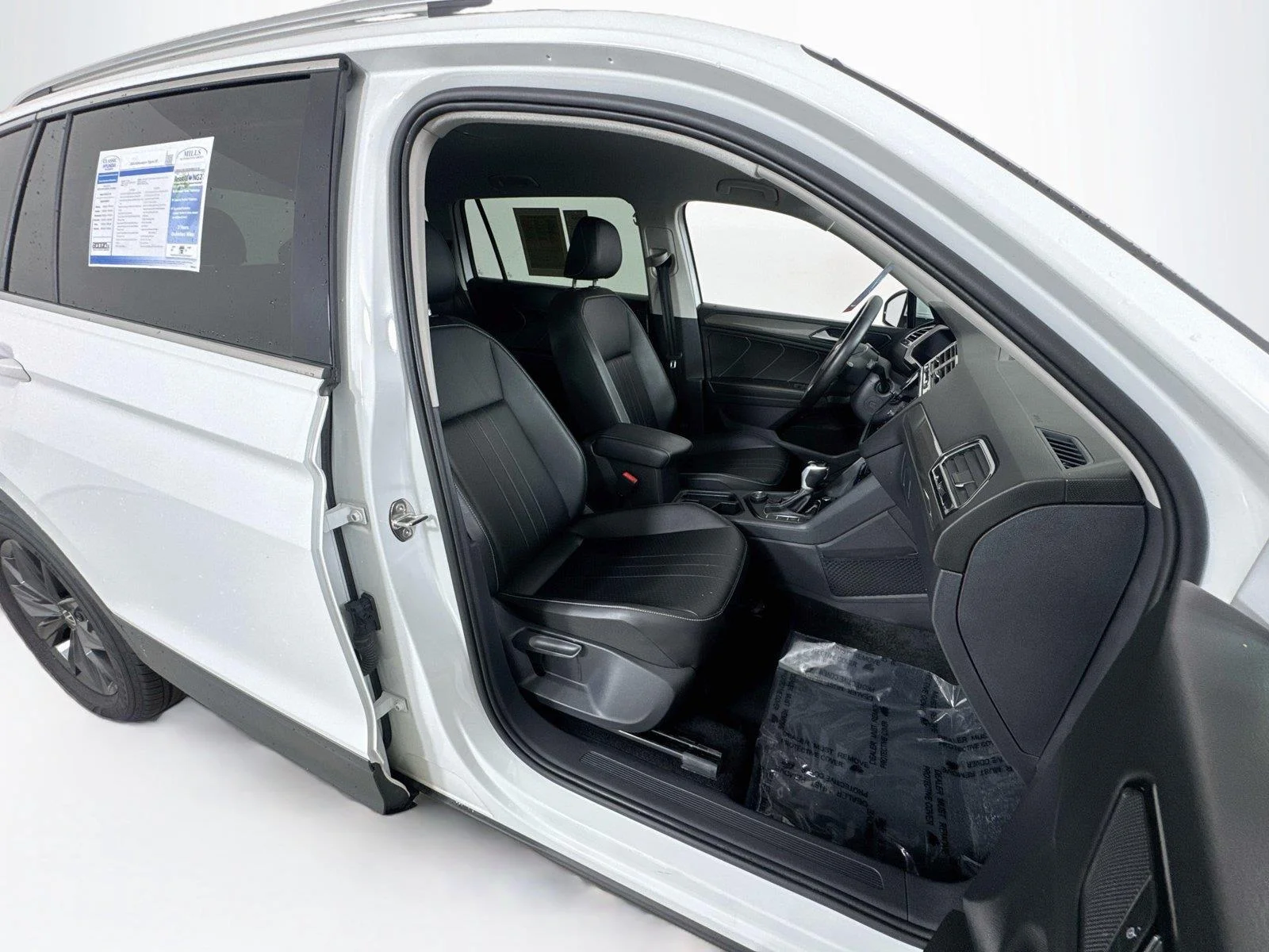 Used 2024 Pyrite Silver Metallic Volkswagen SE image 25