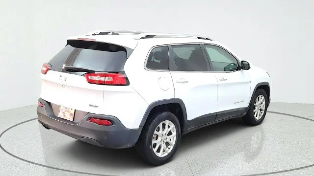 Used 2014 White Jeep Latitude image 11
