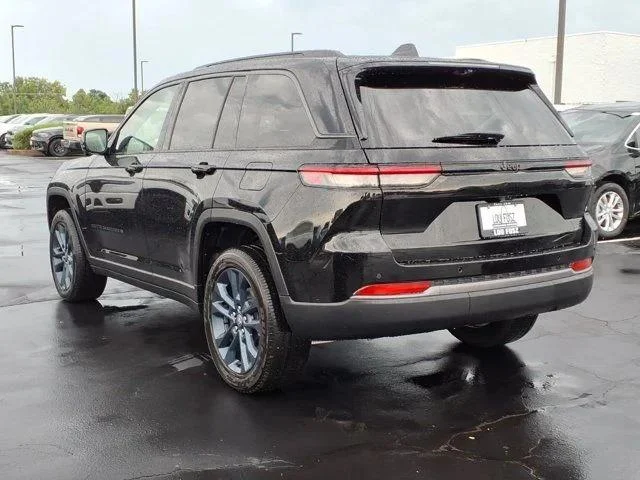 New 2026 Diamond Black Crystal Pearlcoat Jeep 85th Anniversary Edition image 4