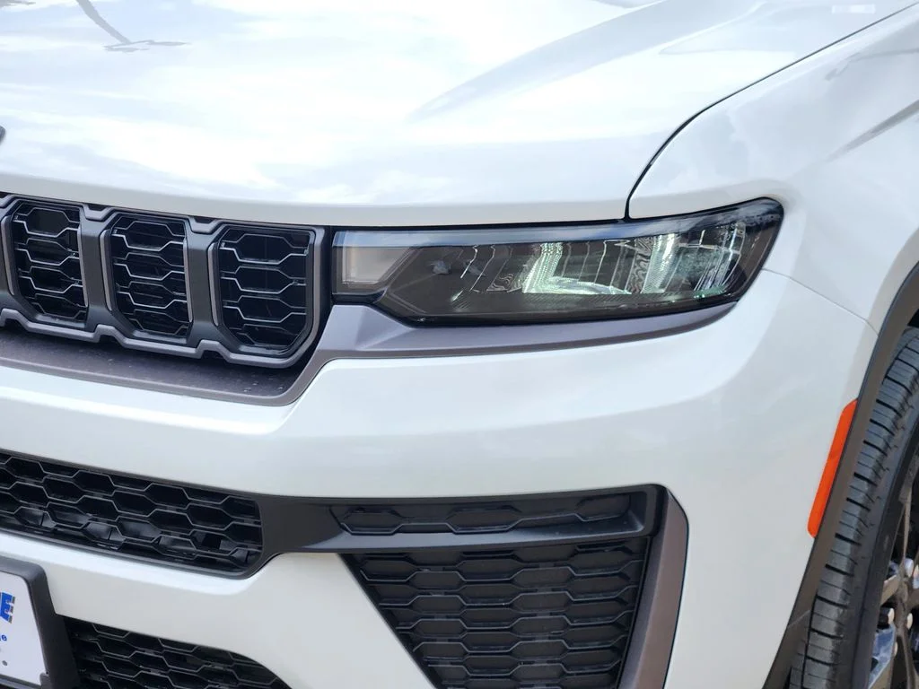 New 2026 Bright White Clear-Coat Exterior Paint Jeep Altitude image 5