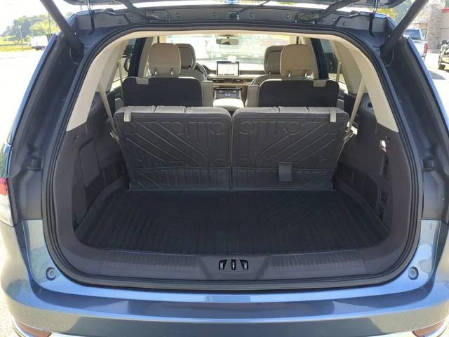 Used 2020 Blue Lincoln Reserve image 34