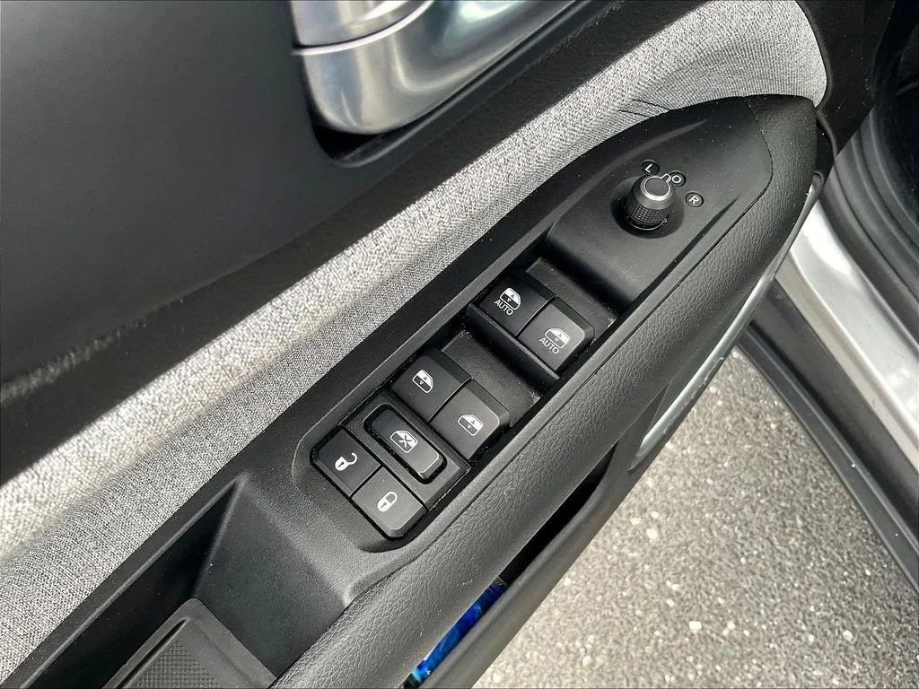 Used 2024 Silver Zynith Metallic Clearcoat Jeep Latitude image 19