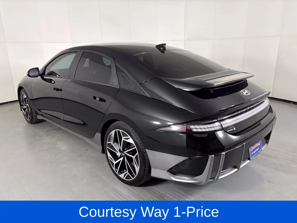 Used 2023 Black Hyundai SEL image 8