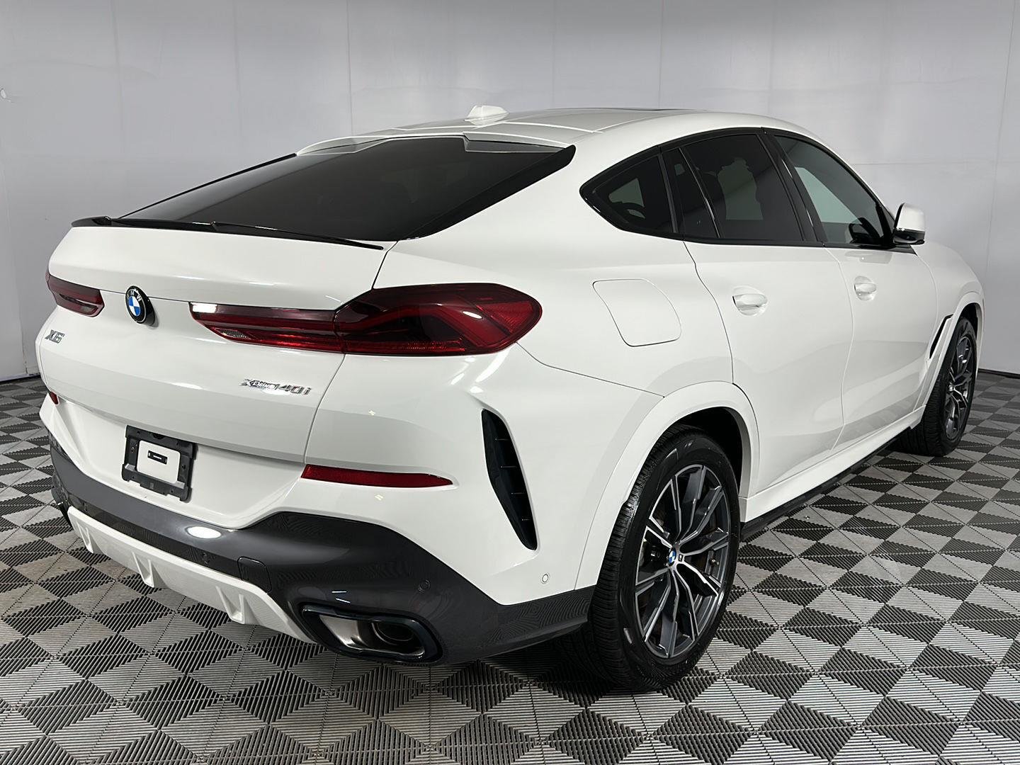 Used 2025 Alpine White BMW xDrive40i image 33