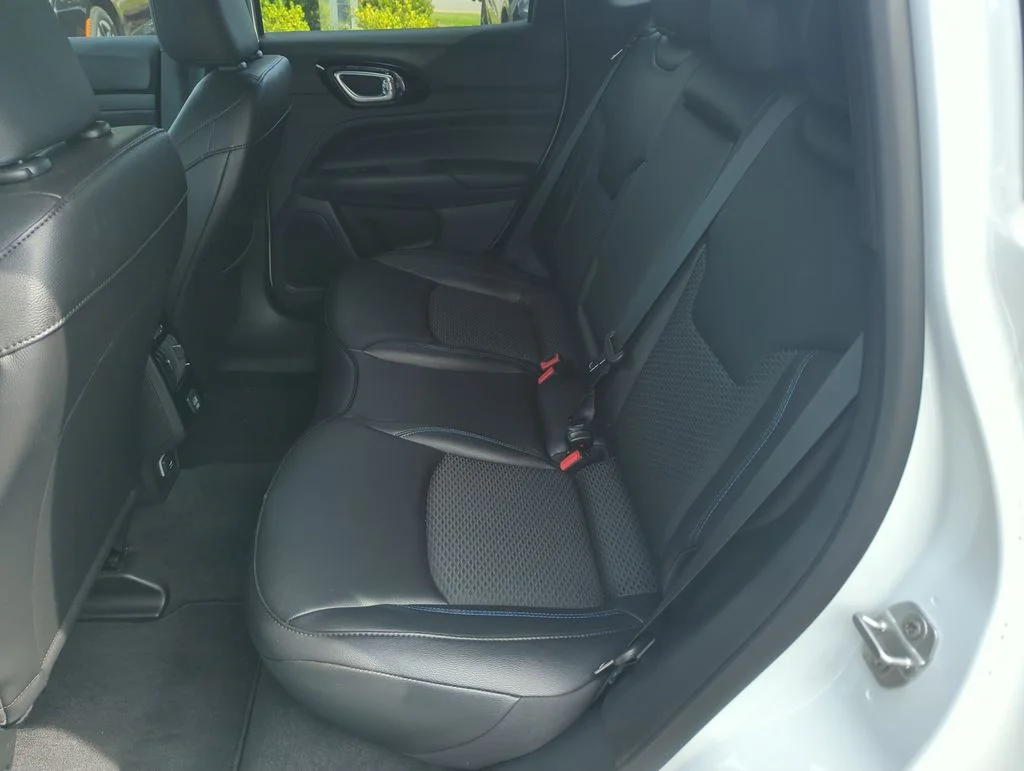 New 2026 Bright White Clear-Coat Exterior Paint Jeep Latitude image 28
