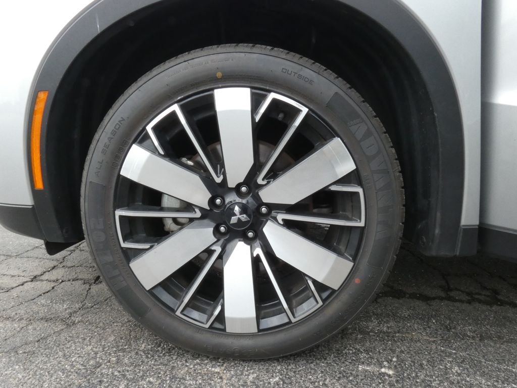 Used 2025 Silver Mitsubishi SE image 38