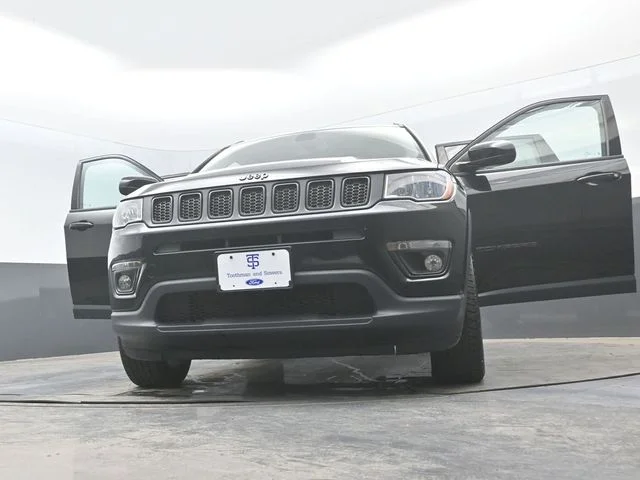 Certified Used 2019 Diamond Black Jeep Latitude image 31