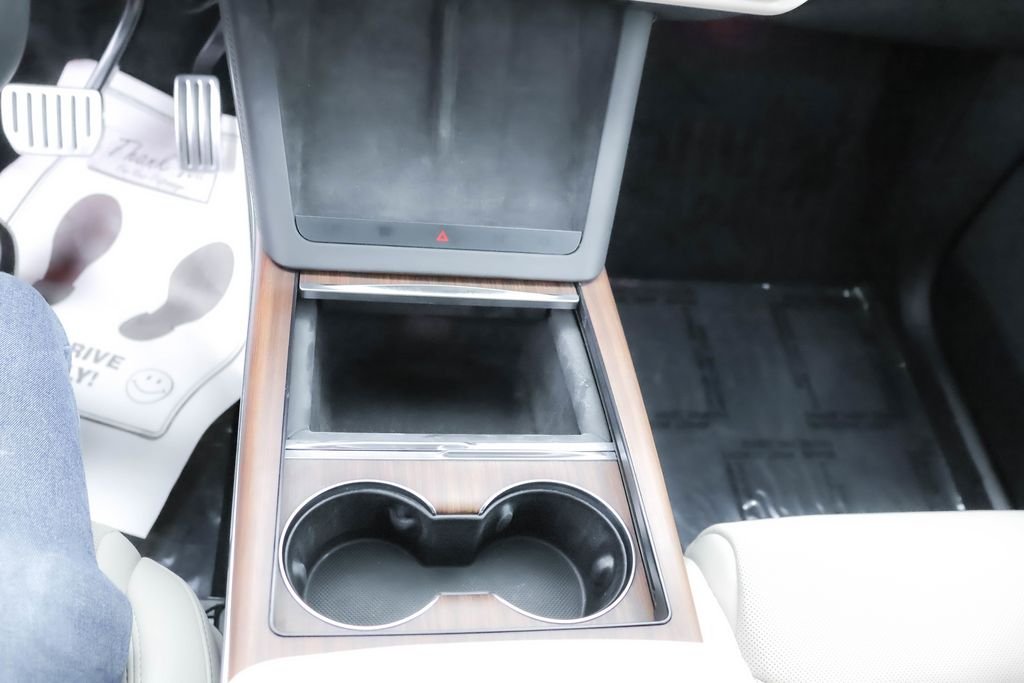 Used 2024  Tesla Base image 18