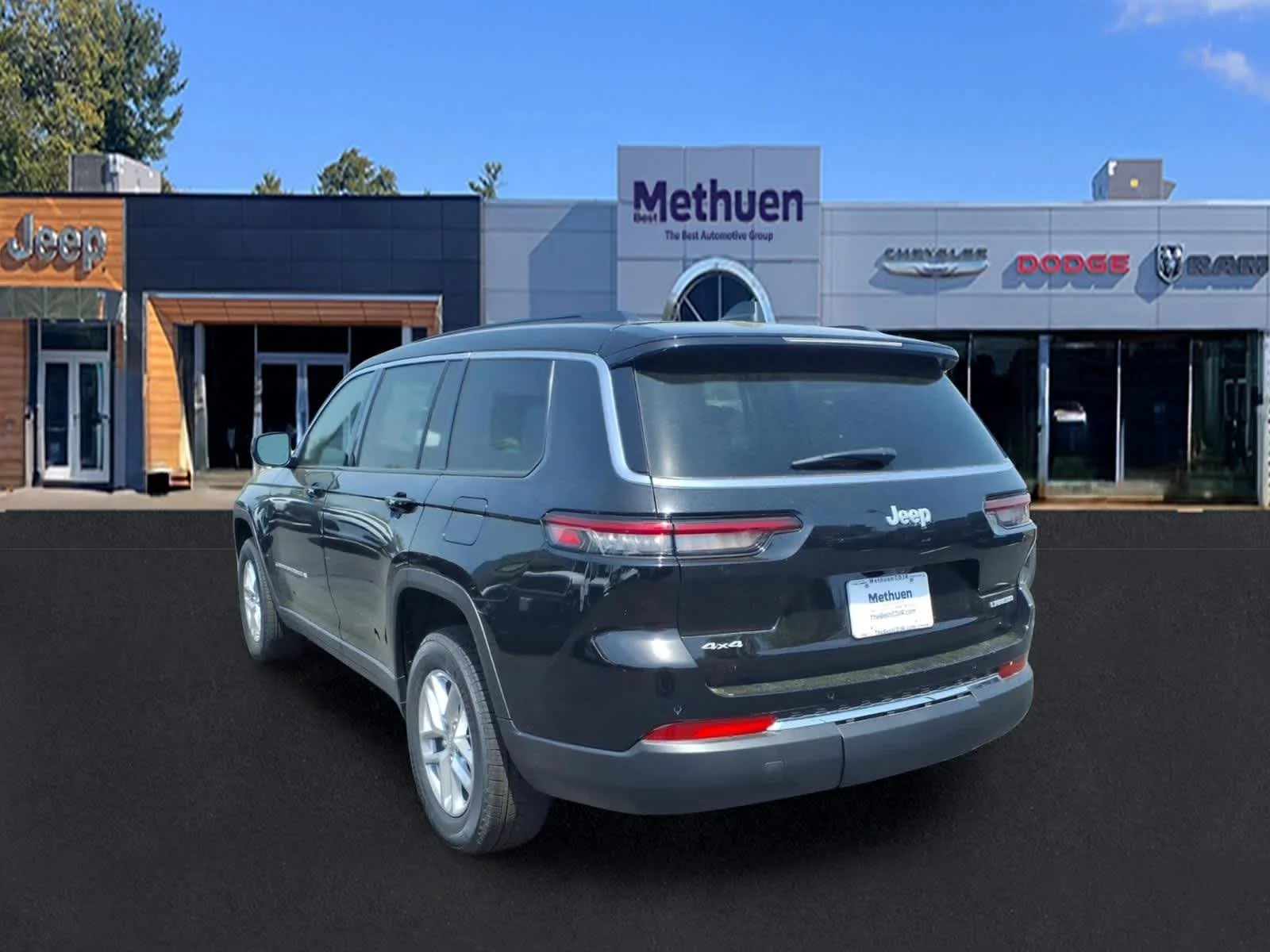 New 2026 Diamond Black Crystal Pearlcoat Jeep Laredo X image 4