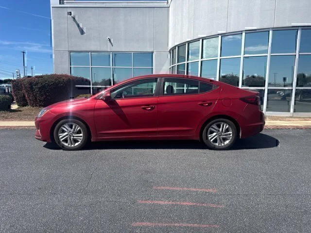 Used 2020 Red Hyundai SE image 11