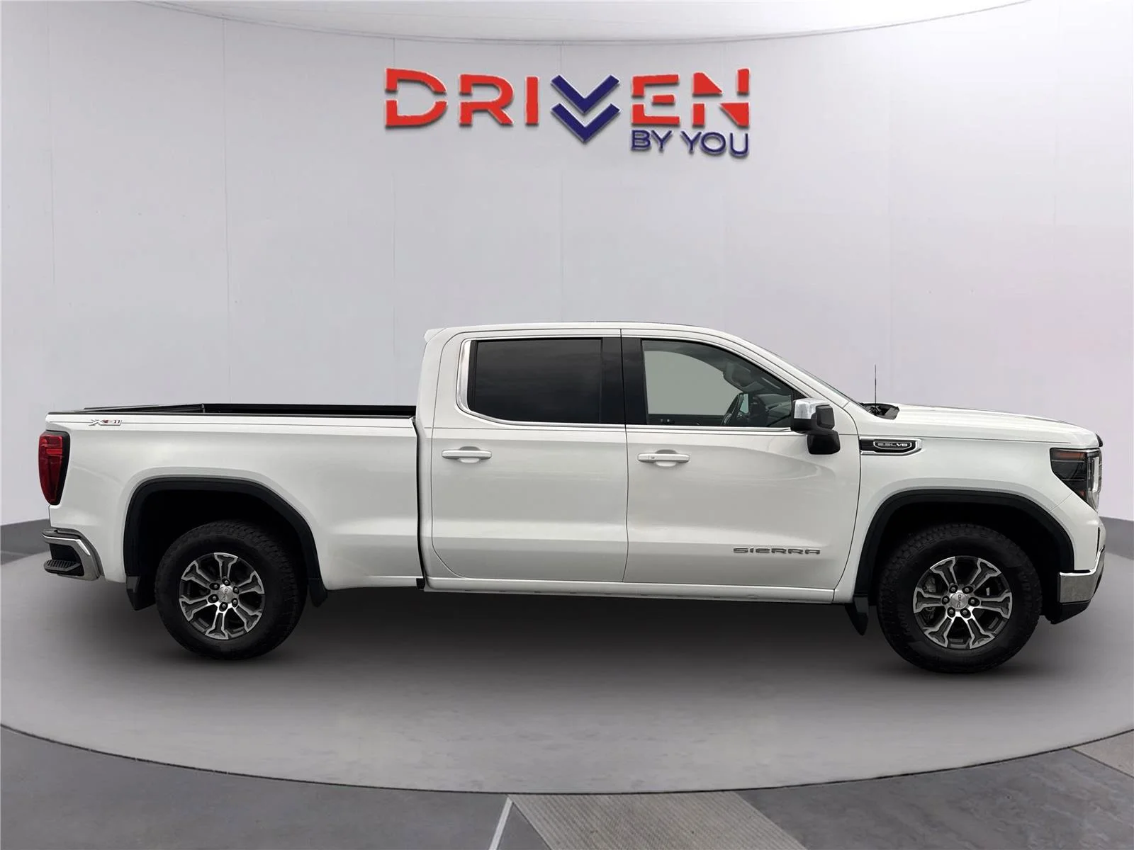 Used 2023 Summit White GMC SLE image 3