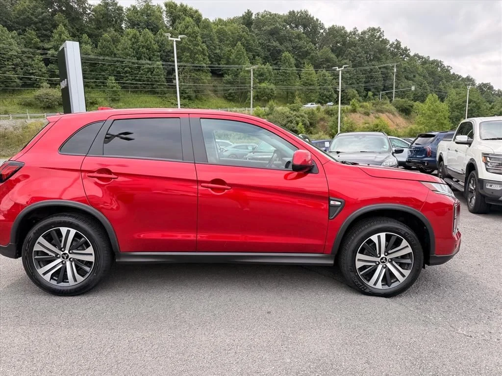 Used 2023 Red Mitsubishi  image 13